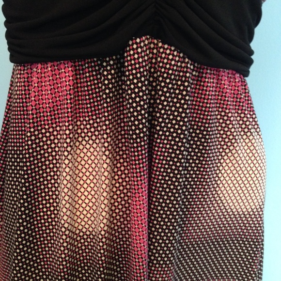 🌟FINAL PRICE SALE🌟 circular pixel design dress - Picture 2 of 4