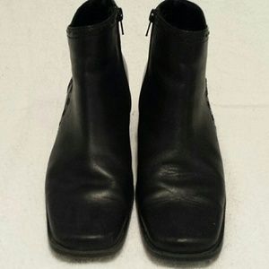 Black short ankle boots 8.5