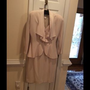 PRICE DROP !!      ELEGANT DRESSY LADIES SUIT