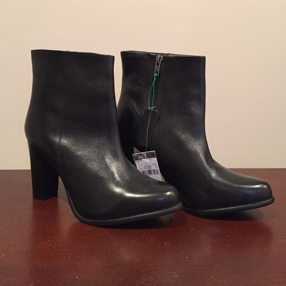 Benetton black leather boots