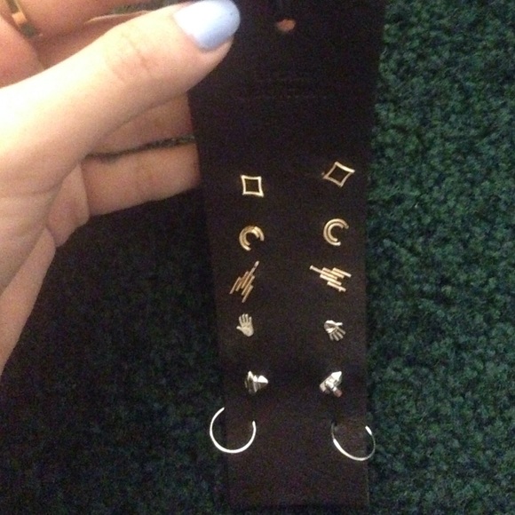 NWT URBAN OUTFITTERS EARRING STRIP