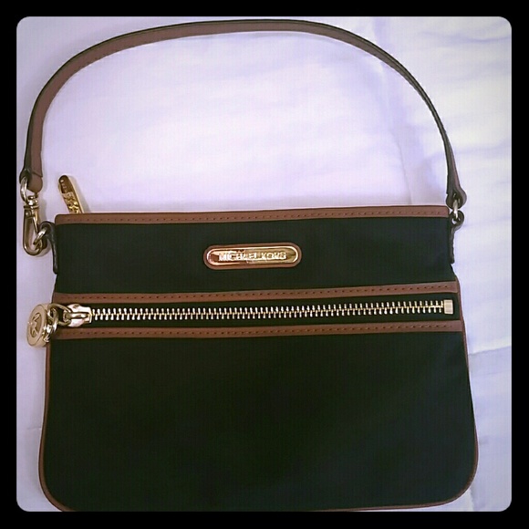 Michael Kors Kempton wristlet