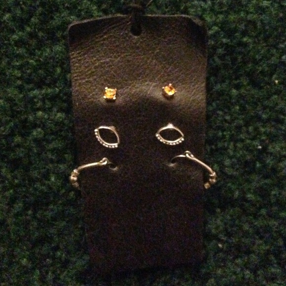 NWT URBAN OUTFITTERS EARRING