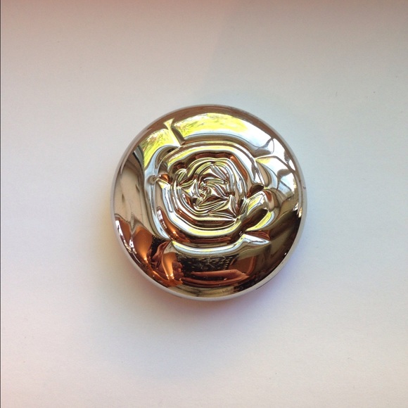 Lise Watier Glamour Rose eyeshadow in violet - Picture 2 of 4