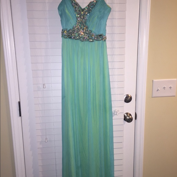 Prom dress - Picture 2 of 3