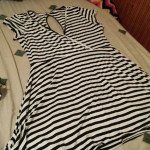 Bundle of two dresses and necklace earrings, for