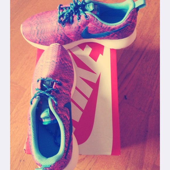Pink and blue nike Rosche runs!