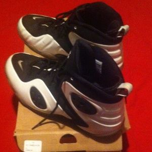 Tennis shoes/sneakers