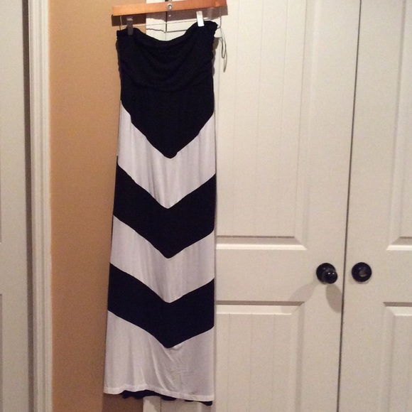 Design History Dresses & Skirts - ⭐️⭐️Chevron Black/white maxi dress