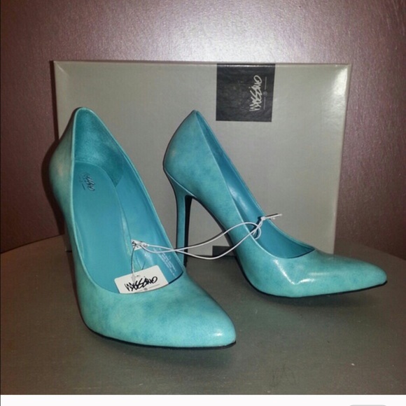 Turquoise teal heels. Perfect pop color 😀