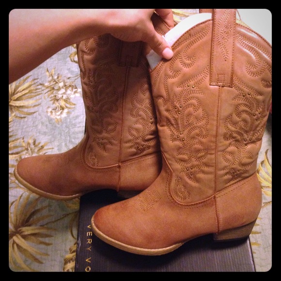 New In Box! Lilliana Volatile Boots. Size 9