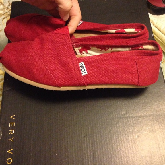 Dark red Toms 8.5W. womens
