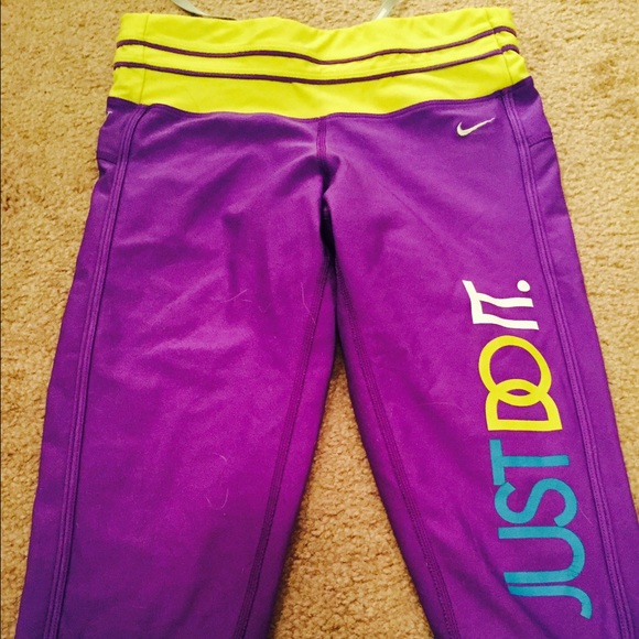 🚫SOLD IN BUNDLE🚫Nike Just Do It crops in