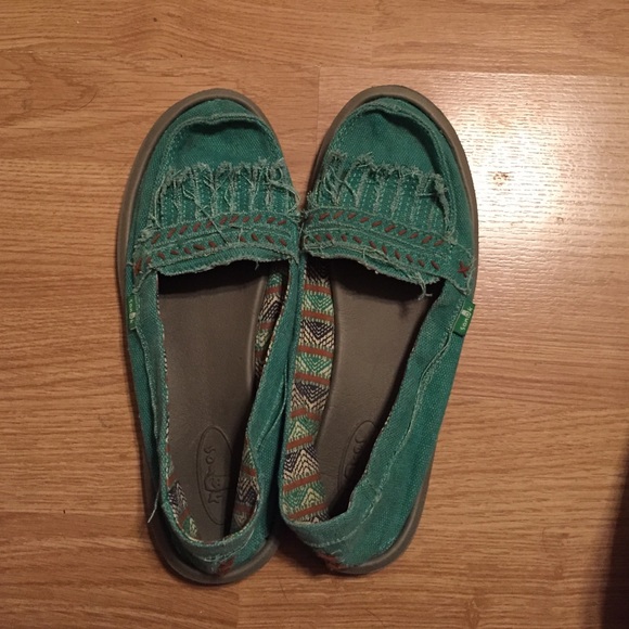 Sanuk water sandals/ slippers