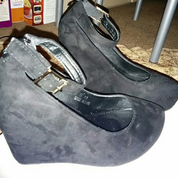 Black wedges