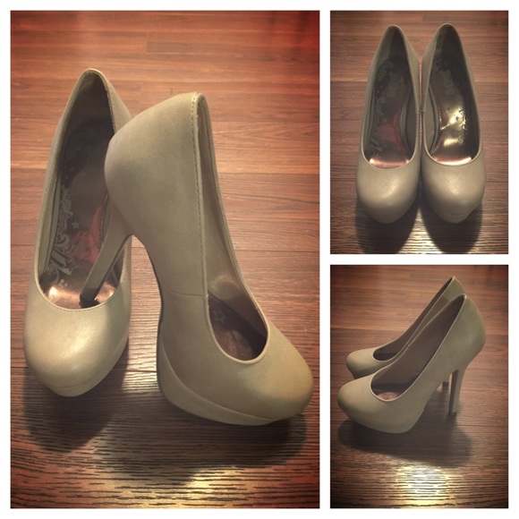 Nude pumps