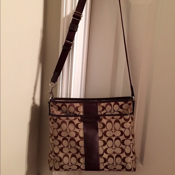 Authentic Coach signature stripe 12CM crossbody - Picture 1 of 4