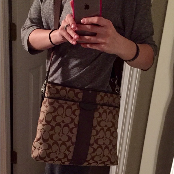 Authentic Coach signature stripe 12CM crossbody - Picture 2 of 4