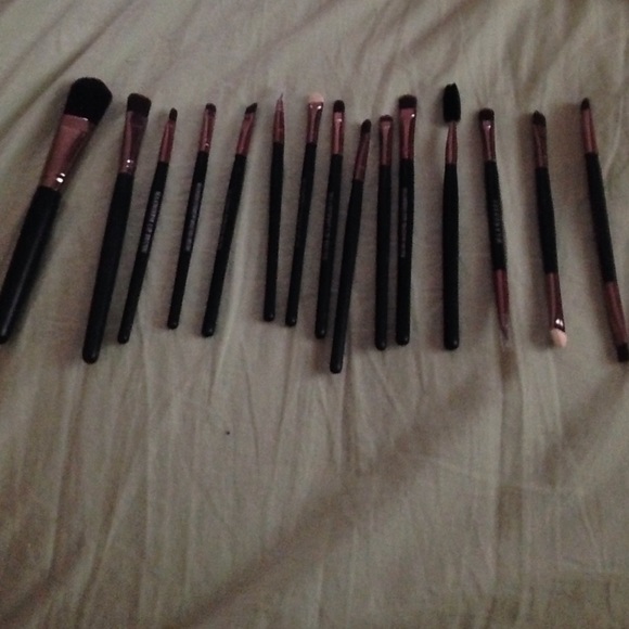 Set of 15 Makeup Brushes 😌