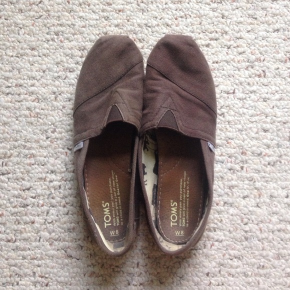 Authentic brown classic slip on TOMS