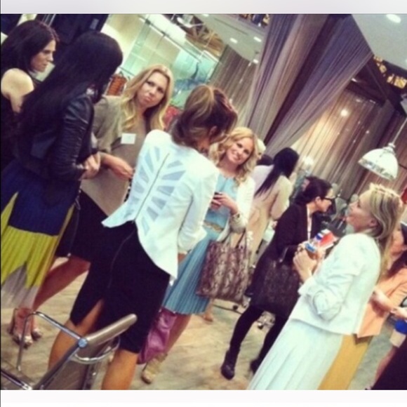 💥💥💥Black zipper back jacket ONLY BLACK LEFT - Picture 3 of 4