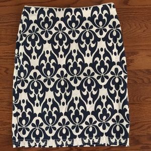 SOLD IN BUNDLETommy Hilfiger skirt size 6