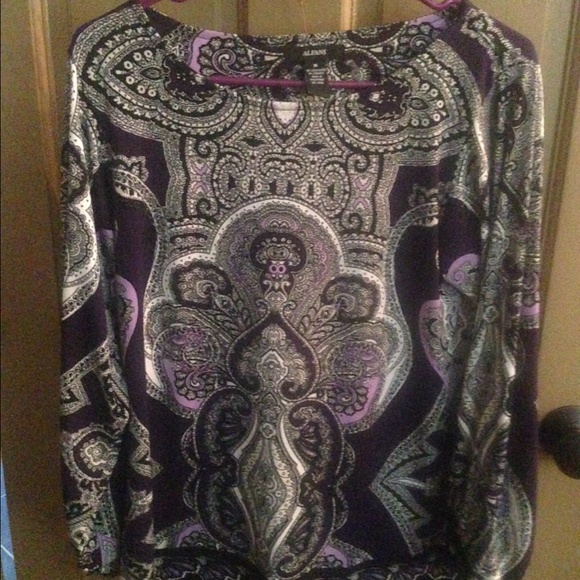 Cute loose top looks great with leggings and boots