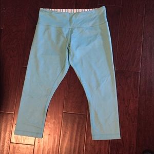 Bright blue lululemon wunder under crops