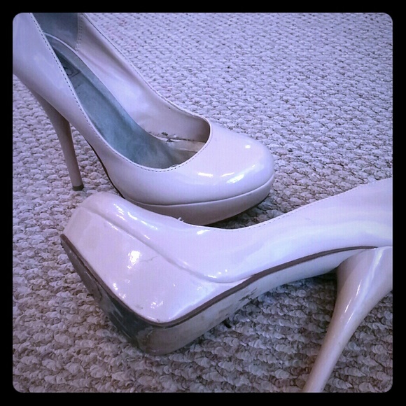 Nude pumps
