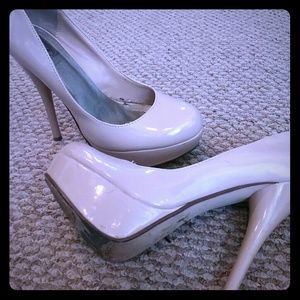 Nude pumps
