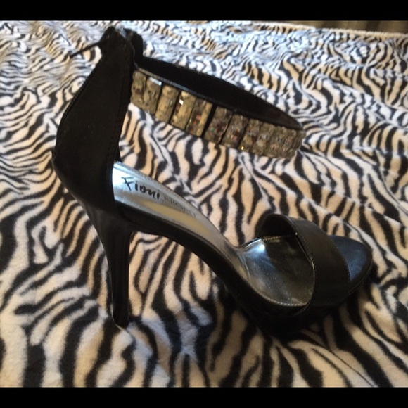 Fioni Night Strappy Heels Sz 8