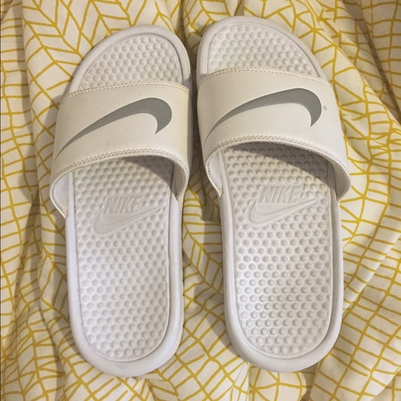 SOLD - Nike slip ons