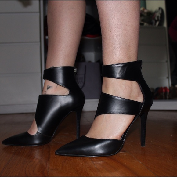 Barely worn Zara black pumps
