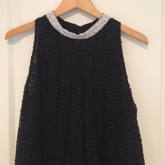 ✨one day sale!✨ hi-low Anthro top w beaded collar