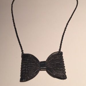 Bow necklace