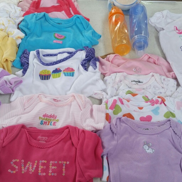 21 onesies, about 8 socks, 6/7 bibs, 1 pair jellie