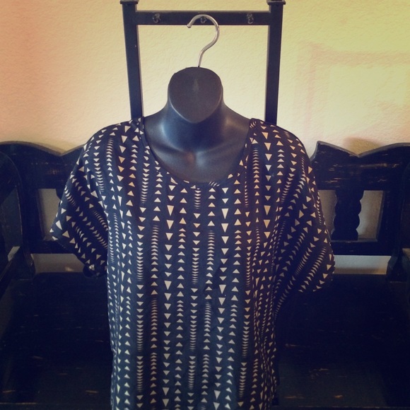 loose fit triangle patterned top