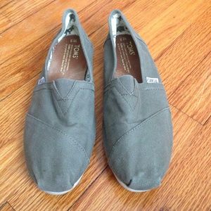 Olive Canvas Women's Classic TOMS, Size 9.