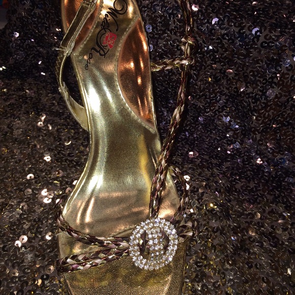 Dazzling Gold Multi-tone Heels W/Rhinestone Buckle - Picture 3 of 4