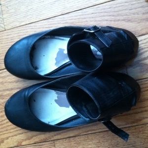 Women's black flats