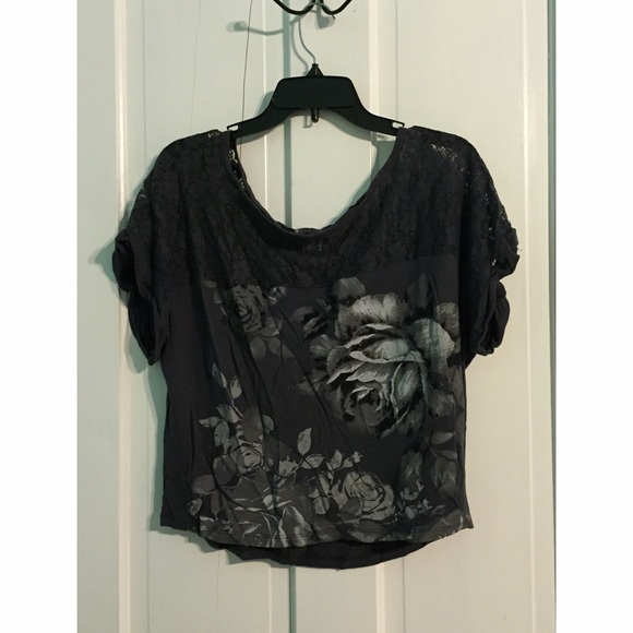 ❌sold in bundle❌ Black and grey Floral Shirt - Picture 1 of 3