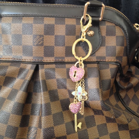 🚫SOLD🚫Crystal heart, key, & flower purse charm - Picture 2 of 2