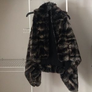 Ark & CO Women's Fur Vest. Size Medium. Black/Grey