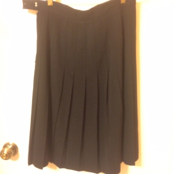 Black wool pleated skirt