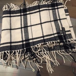 Black and white scarf