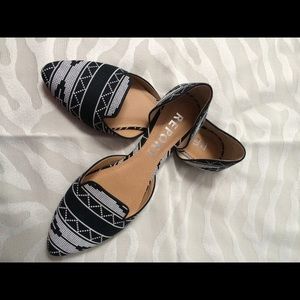 Report black & white flats