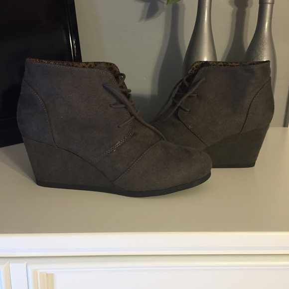 🚫SOLD🚫 BRAND NEW, NEVER WORN! Gray wedge booties