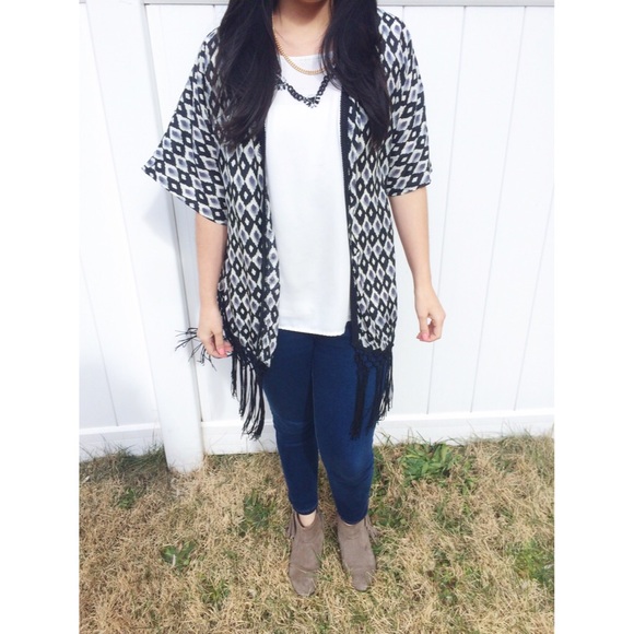 🚫sold🚫Fringed Kimono 🎀 - Picture 3 of 3