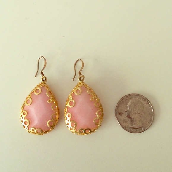 Pink tear drop earrings with gold accents 😻