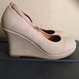 Top Moda Beige/Cream Wedge Pumps